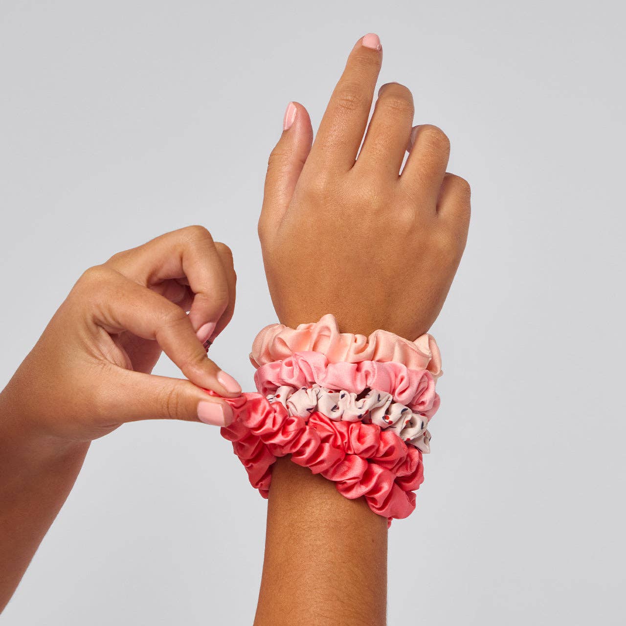 KITSCH - Juego de 5 coleteros de satén fruncido - Surtido de flores de cerezo